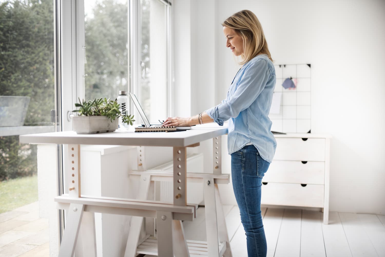 Bureaux assis-debout, une bonne solution ?