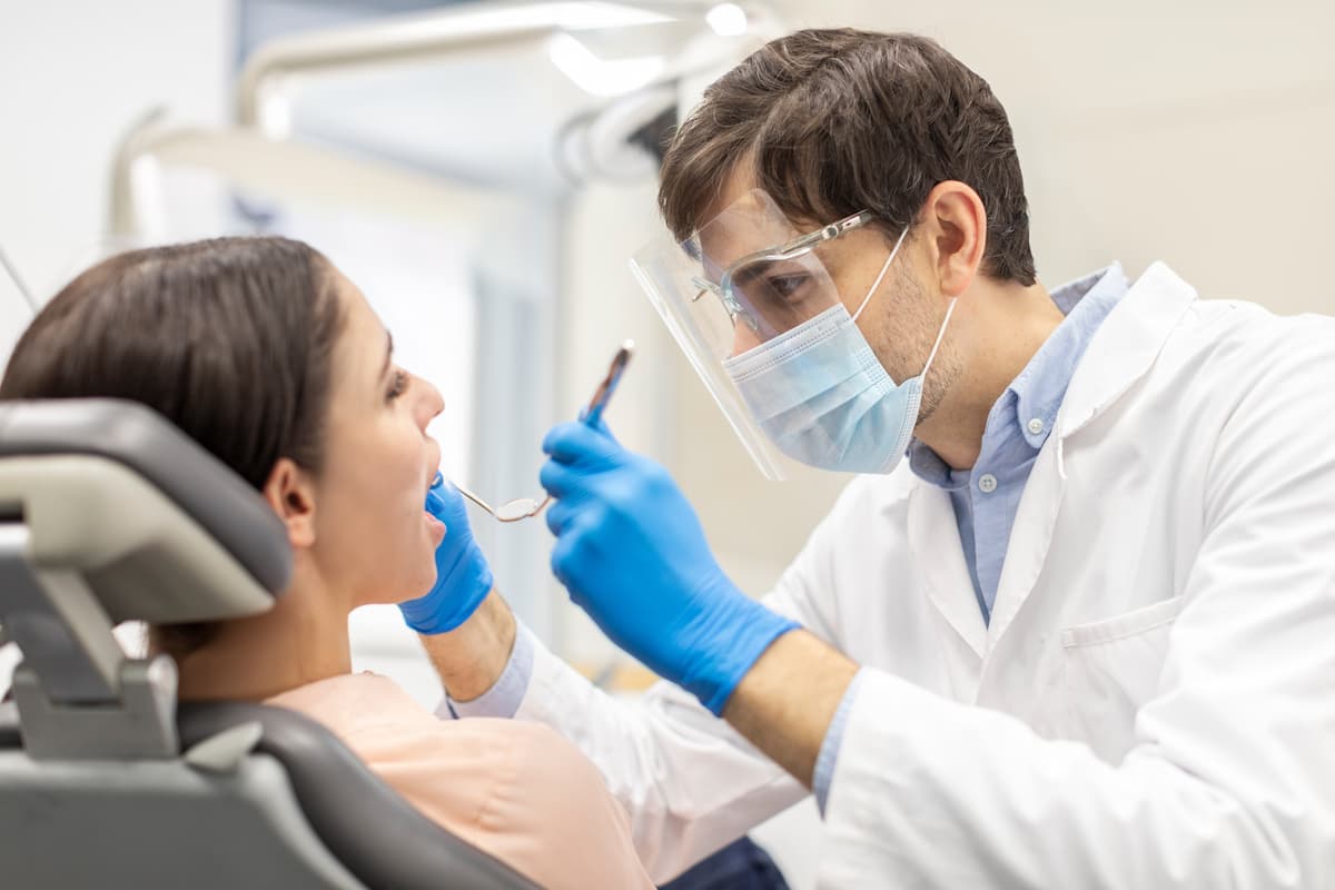 Comment savoir si c&rsquo;est un bon dentiste : astuces et critères à connaître
